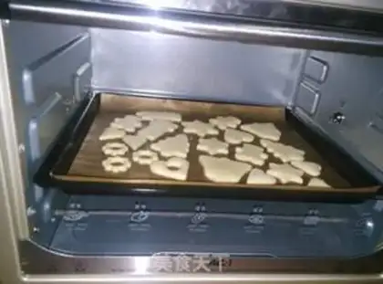 Make Christmas frosting cookies step 8