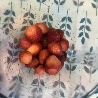 Make Strawberry shakes step 0