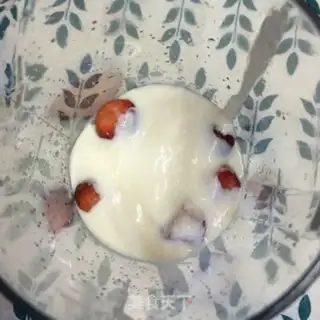 Make Strawberry shakes step 1