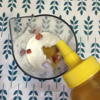 Make Strawberry shakes step 2