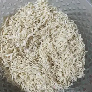 Make Egg and ham noodles step 2