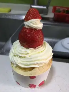 Make Snowman cupcakes step 11