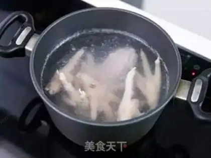 Make octopus chicken claw soup step 4