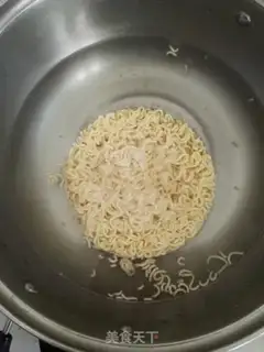 Make Red sausage egg noodles step 7