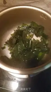 Make Eggs and seaweed soup step 2