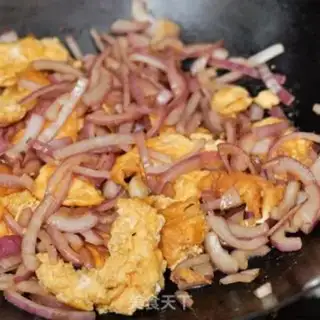 Make Onion fried eggs step 3
