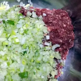 Make Beef carrots, rose buns step 1