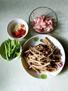 Make A dry pot of tea and mushrooms step 0