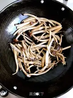 Make A dry pot of tea and mushrooms step 1
