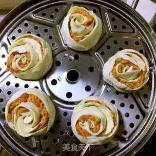 Make Beef carrots, rose buns step 14