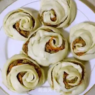 Make Beef carrots, rose buns step 15