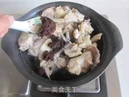 Make Tea mushrooms, quail eggs, chicken soup step 3