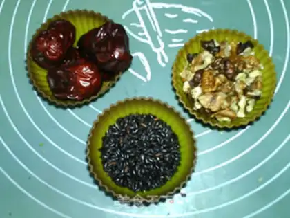 Make walnuts, red date step 0