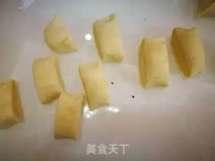 Make Sesame Sugar Triangle step 3