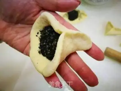 Make Sesame Sugar Triangle step 6