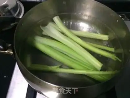 Make Celery peanuts with black wood step 2