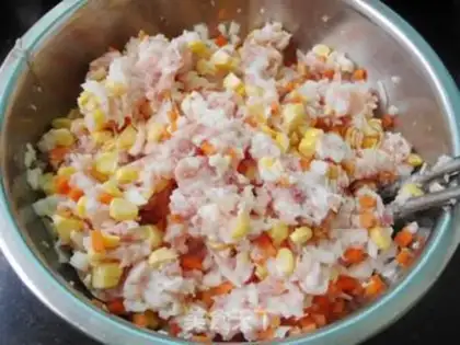 Make Corn horse-toe pork dumplings step 6