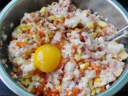 Make Corn horse-toe pork dumplings step 7