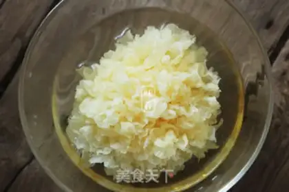 Make Apple silver ear soup step 1