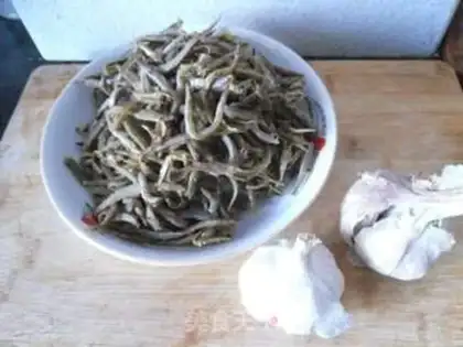 Make Garlic dried fish step 0