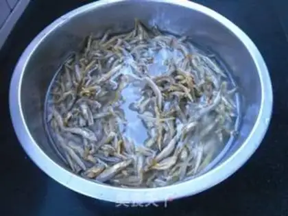 Make Garlic dried fish step 1