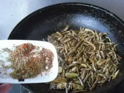 Make Garlic dried fish step 12