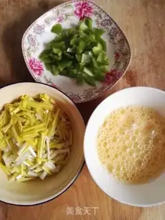 Make Scrambled eggs step 1