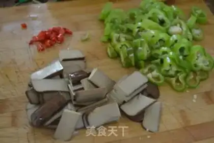 Make Pyramid fried eggs step 1