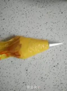 Make Little yolk cookies step 4