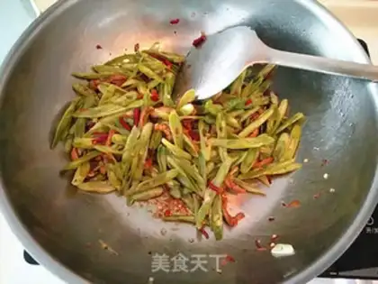 Make Four seasons of bean fried meat step 5