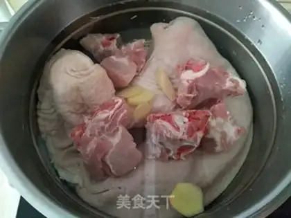 Make Pork pelvis soup step 1