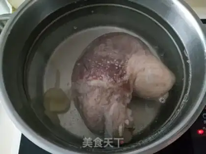Make Pork pelvis soup step 2