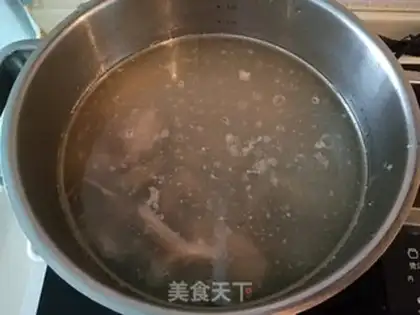Make Pork pelvis soup step 4