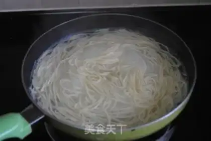 Make Peanut butter onion noodles step 2