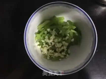 Make Celery with peanuts step 5