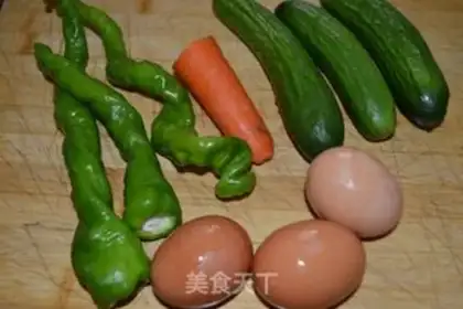 Make cucumber fried eggs step 0