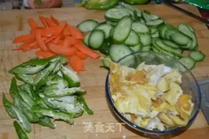 Make cucumber fried eggs step 1