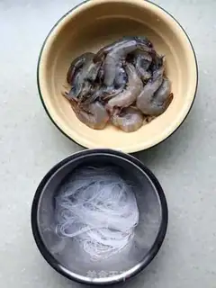 Make A garlic fan with a shrimp step 1