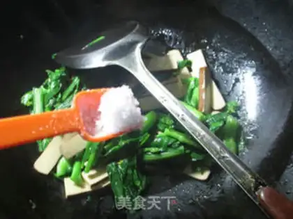 Make Eggs, fried oil step 7