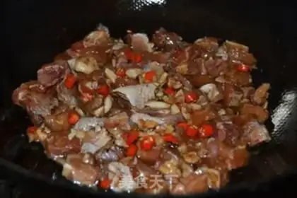 Make A dry pot of tea and mushroom chicken step 2