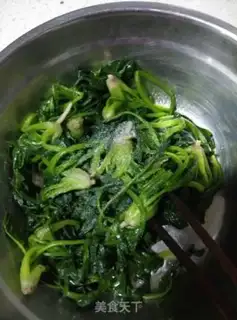 Make Spinach with peanuts step 1