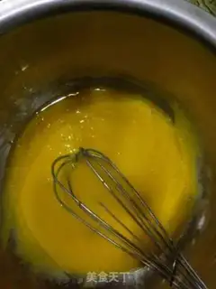 Make A melon raisin cupcake step 1