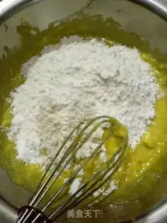 Make A melon raisin cupcake step 3