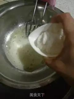 Make A melon raisin cupcake step 4