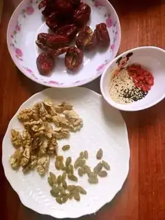 Make walnut sesame dates step 1