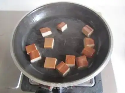 Make Two mushroom eggs dry fish cake step 1