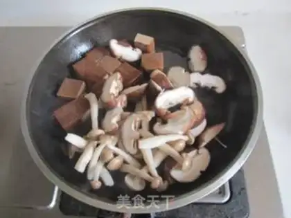 Make Two mushroom eggs dry fish cake step 2