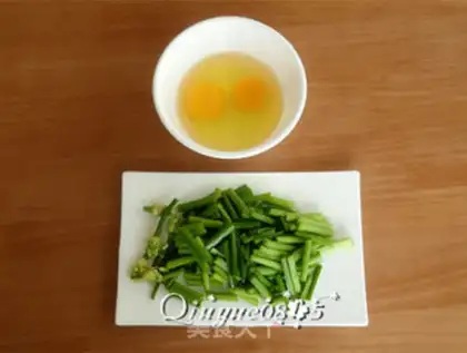Make Scrambled eggs step 1