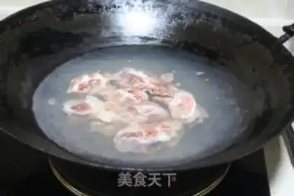 Make Red bean powdered pork soup step 1