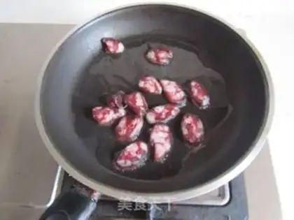 Make Garlic sausage fried eggs step 1